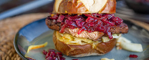 Laugen-Laberkas-Burger mit Krautsalat