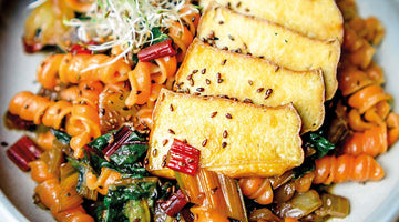 Räuchertofu auf Linsen-Nudeln mit Mangold