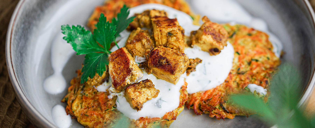 Zucchini-Karotten-Puffer mit Senf-Tofu &amp; Tofubar