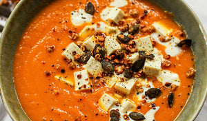 Fruchtige Möhrensuppe mit Tofu & Miso-Granola