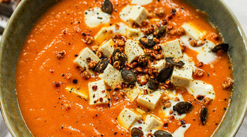 Fruchtige Möhrensuppe mit Tofu & Miso-Granola