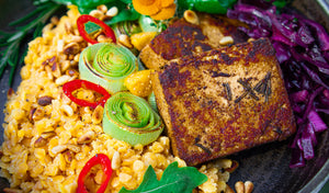 Pfeffer-Rosmarin-Tofu auf Linsen