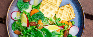 Räuchertofu-Waffeln mit Frühlingssalat