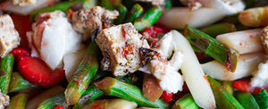 Oliven-Tofu mit Spargel und Erdbeeren