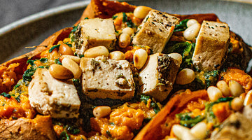 Gefüllte Süßkartoffel mit Spinat & Kräuter-Tofu